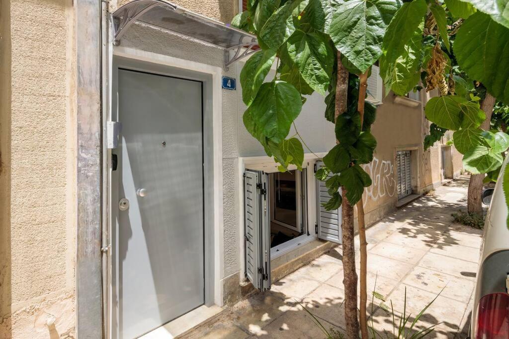 Hilton Area Brand New Comfortable Apartment Atenas Exterior foto